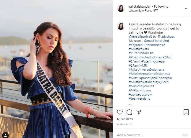 Anggun memakai gaun biru.