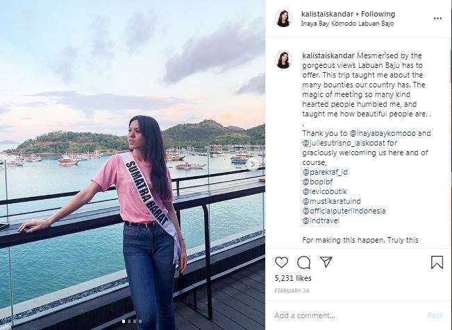 Santai dengan kaos dan celana jins.