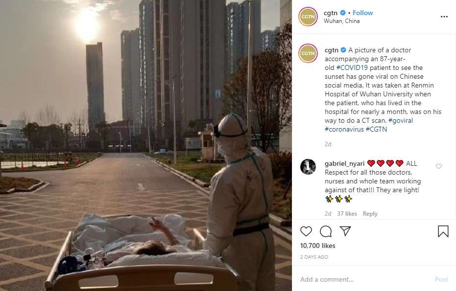 Dokter temani pasien melihat matahari terbenam.