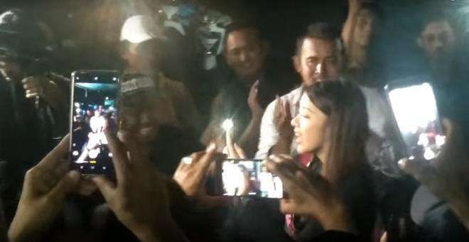Baru turun mobil, Tiara Anugrah disambut penggemarnya di Jember.