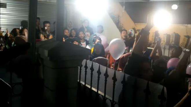 Depan garasi rumah Tiara Anugrah penuh penggemarnya.