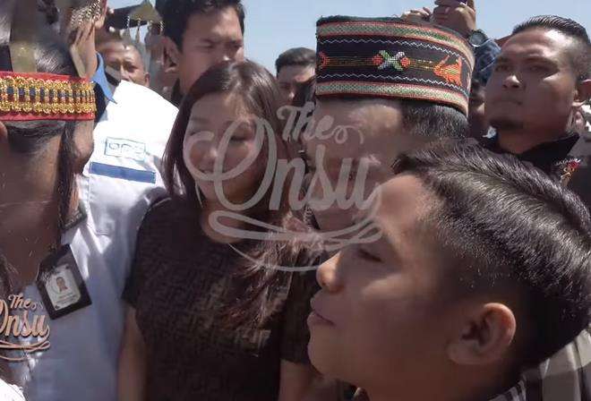 Upacara penyambutan menuju rumah Betrand Peto.