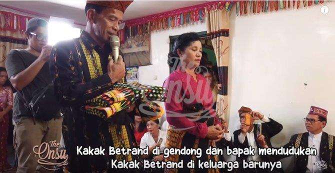 Upacara adat penyerahan Betrand Peto ke Ruben Onsu di ruang tamu.