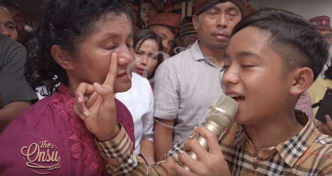 Betrand Peto mengusap air mata sang nenek.
