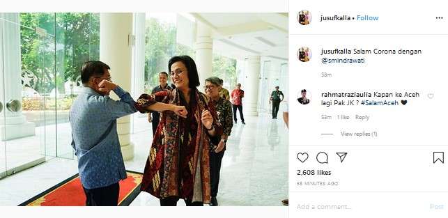 Adu sikut.