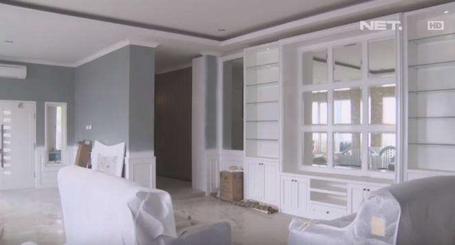 Rumah baru Zaskia Gotik didominasi warna putih dan abu-abu