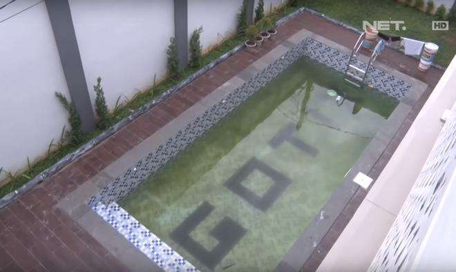 Kolam renang dengan tulisan Gotik.