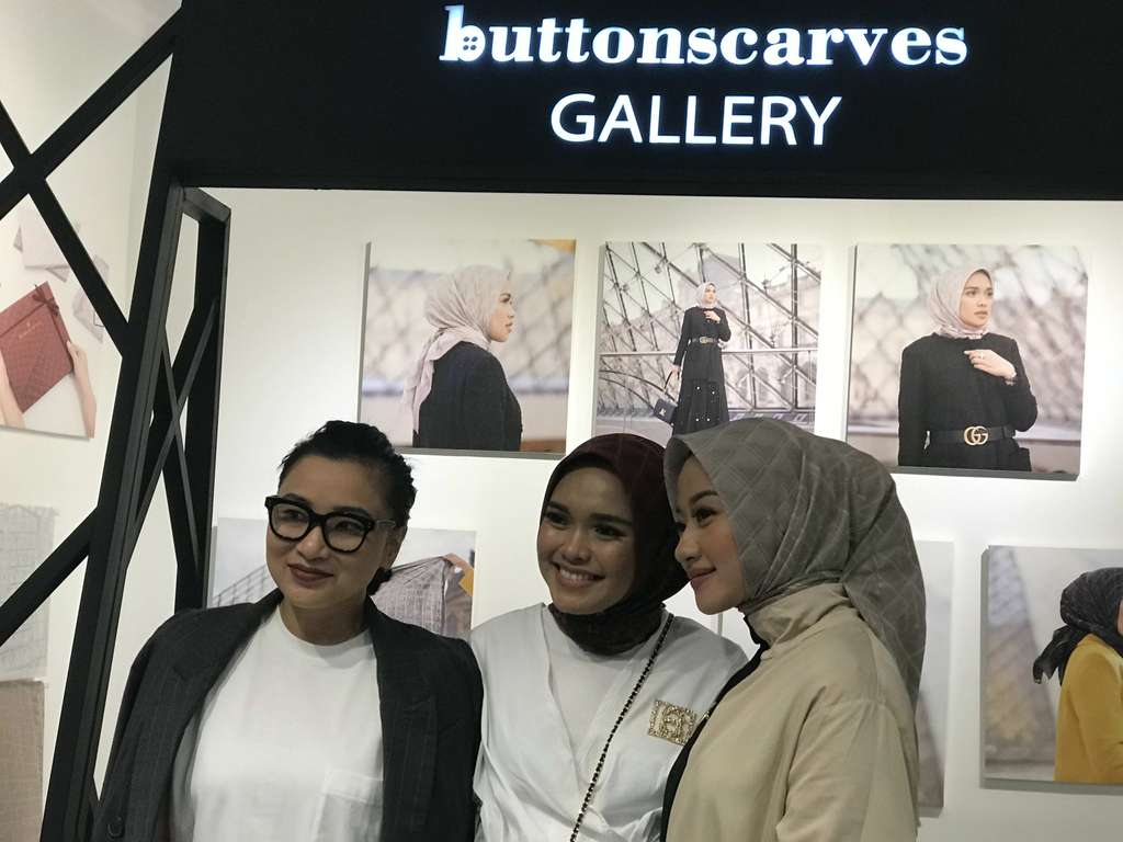 Linda Anggrea (tengah) Alyssa Hawadi (kanan)