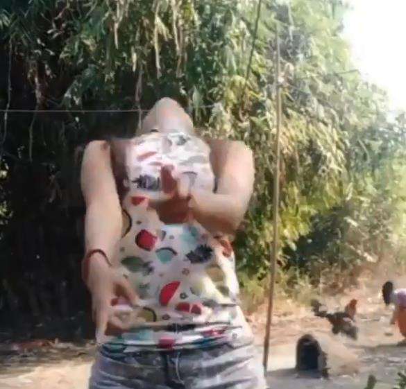 Tak sadar anak kewalahan diserang ayam.