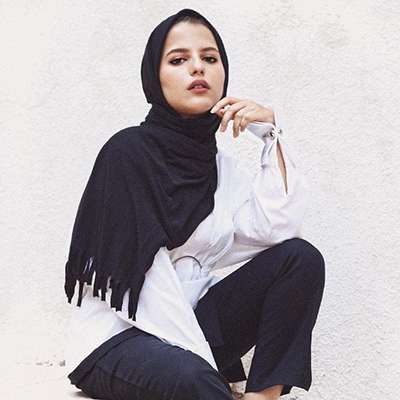 Hijab wajah persegi