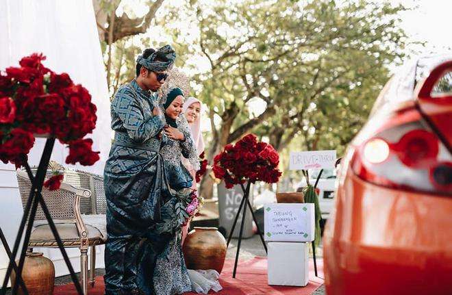 Budaya jabat tangan diganti salam di dada. Budaya jabat tangan diganti salam di dada.