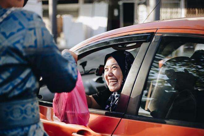 Tidak ada acara makan, tapi tamu dapat besek atau berkat untuk dibawa pulang. Tidak ada acara makan, tapi tamu dapat besek atau berkat untuk dibawa pulang.