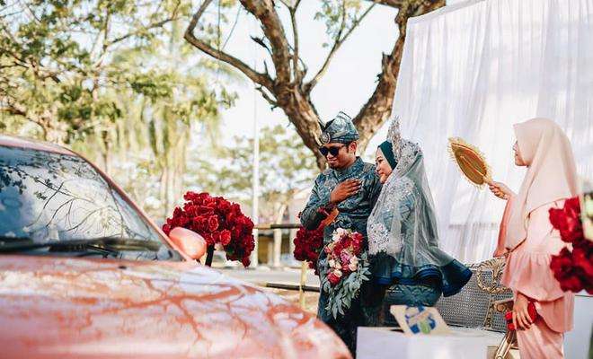 Tamu kembali membuat salam seperti saat datang. Tamu kembali membuat salam seperti saat datang.