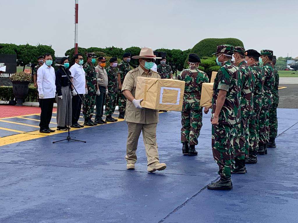 Menhan Prabowo Subianto menyerahkan bantuan dari pemerintah China