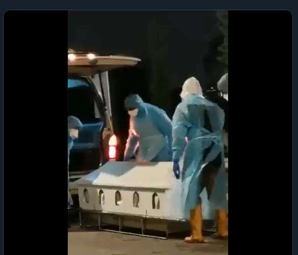 Korban Covid-19 dimakamkan oleh 4 petugas medis, keluarga menyaksikan dari jauh.