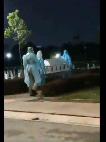 Proses pemakaman memakan waktu kurang dari 30 menit.