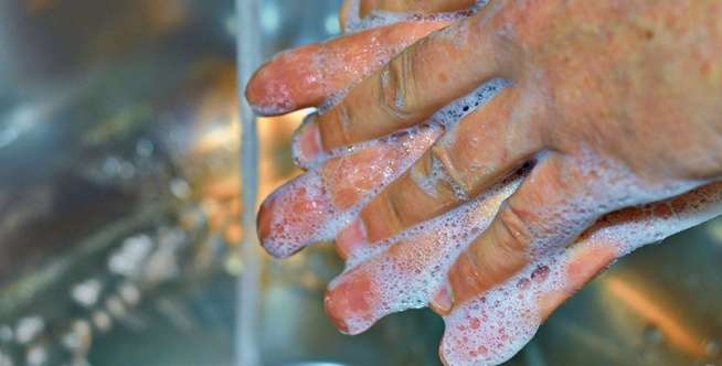 Cuci tangan sesering mungkin selama kurang lebih 20 detik