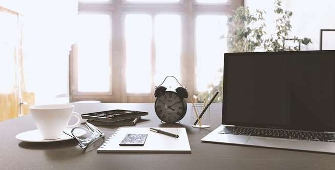 Usahakan meja kerja di kantor selalu dalam keadaan bersih