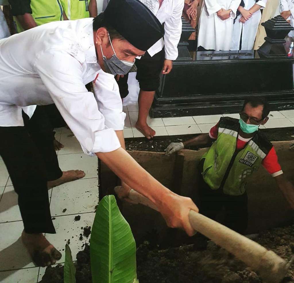 Presiden Jokowi memakamkan sang ibunda (Foto: Biro Pers Presiden)