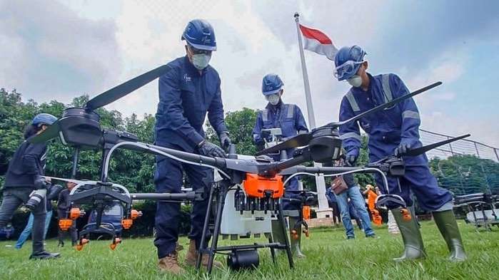 Uji coba drone untuk menyemprotkan disinfektan (Foto: Instagram @jkt.info)