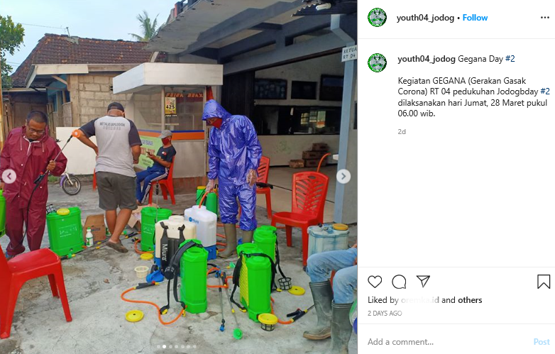 menyemprotkan disinfectan ke rumah-rumah warga