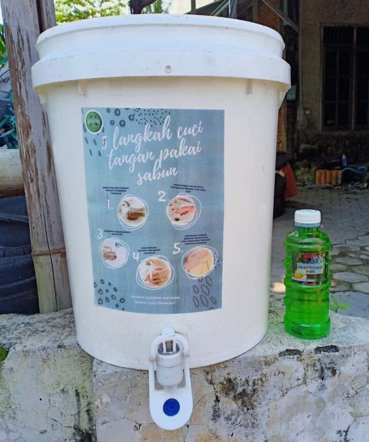 pemasangan hand soap di beberapa titik jalan