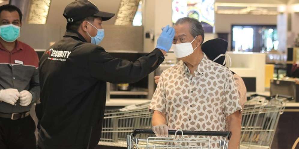 PM Malaysia Memeriksa Suhu Tubuh PM Malaysia Memeriksa Suhu Tubuh