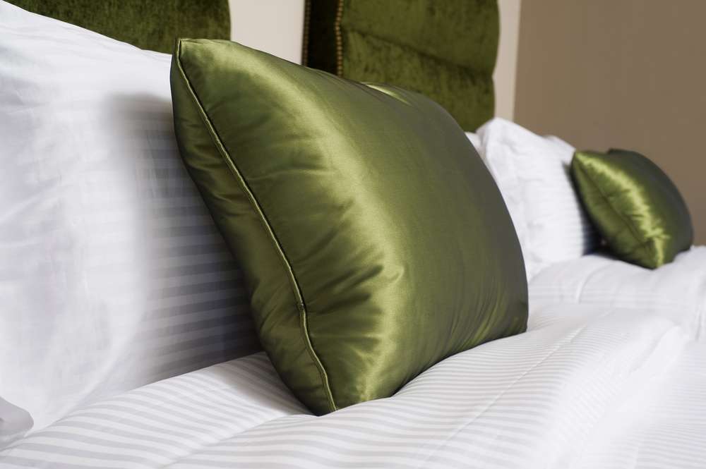 Bantal Berbahan Sutra