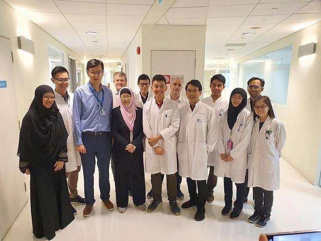 Profesor Jackie Ying (tiga dari kiri barisan depan) dan tim ilmuwan di Lab NanoBio.