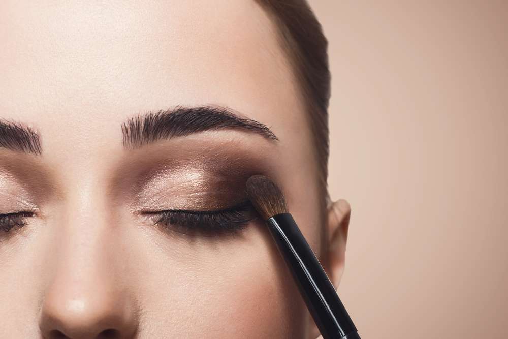 ilustrasi kuas makeup