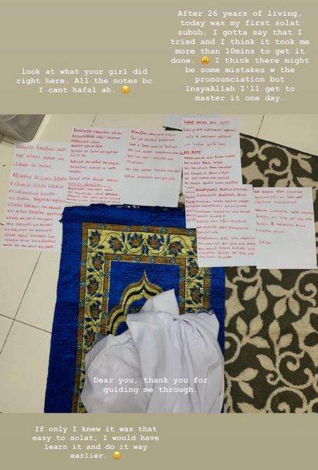 Belajar sambil baca catatan berisi doa dan bacaan sholat.