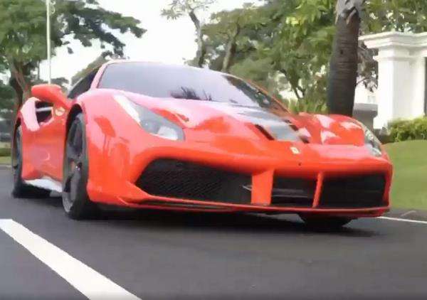 Naik Ferarri, crazy rich Surabaya beli nasi bungkus.