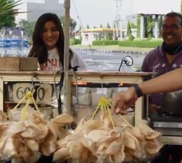 Nasi bungkus langganan, cuma Rp6 ribu plus kerupuk.