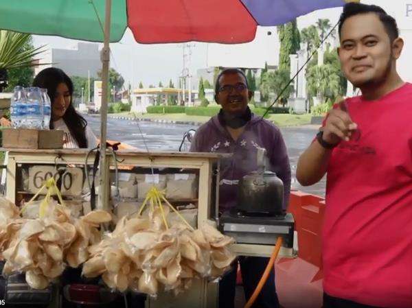 Borong nasi bungkus untuk dibagi-bagi.