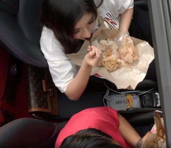 Makan nasi bungkus sambil duduk di dalam mobil Ferarri.