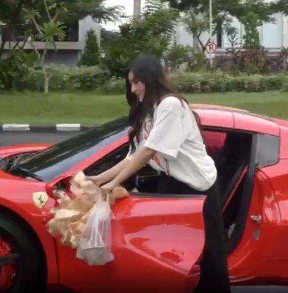 Spion mobil Ferrari buat cantolan kerupuk.