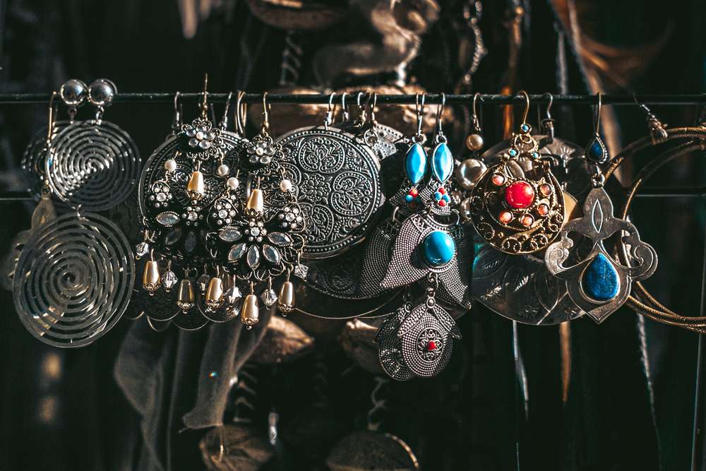 Hanger Perhiasan