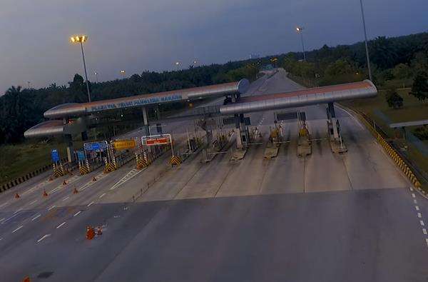 Jalan tol biasanya ramai sekarang lengang.