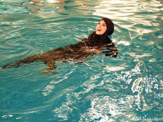 perempuan berenang