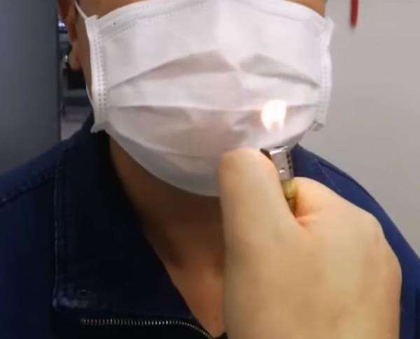 Saat meniup dari balik masker api tak mati, berarti asli.