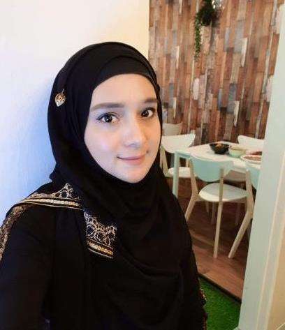Foto Rahayu sekarang yang tetap terlihat muda dan cantik.