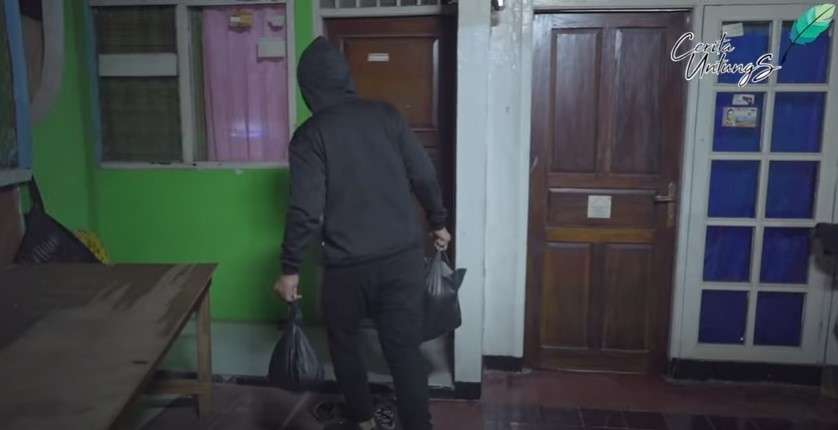 arie untung bagikan sembako tengah malam