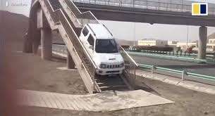 Suzuki Jimny U-Turn lewat jembatan.