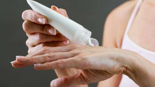 menggunakan lotion wangi menggunakan lotion wangi