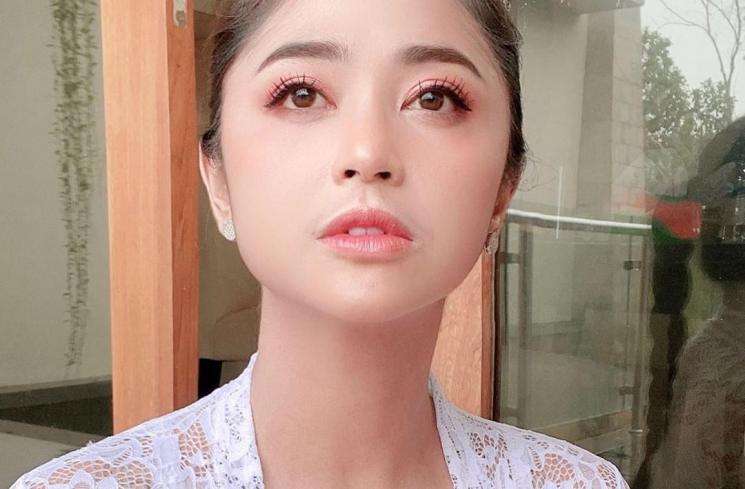 dewi perssik