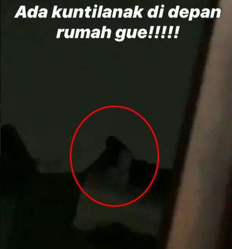 Makhluk halus diduga kuntilanak di langit-langit rumah.