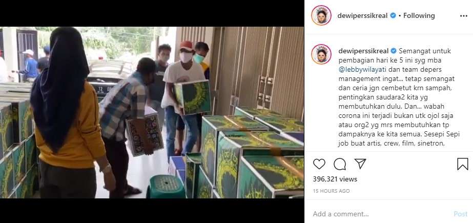 dewi perssik bagikan sembako ke warga