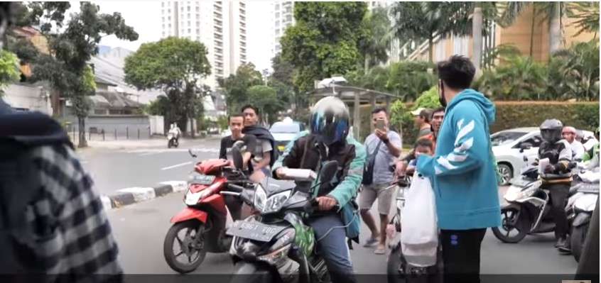 Baim wong bagikan makanan