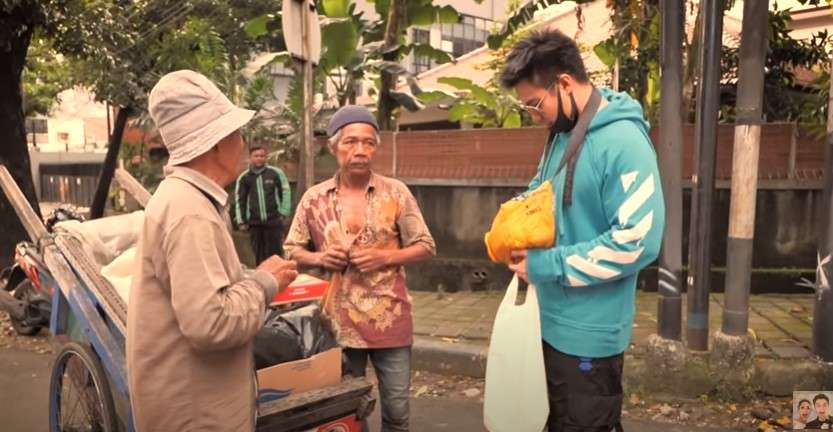 Baim wong bagikan makanan
