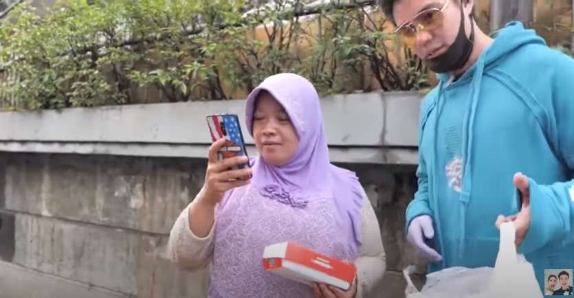 Baim wong bagikan makanan